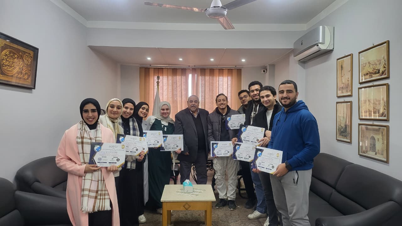 توزيع شهادات حضور المؤتمر الدولي التاسع